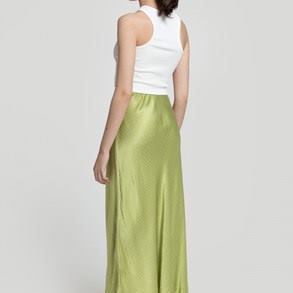 imagen de la parte trasera de la falda satinada verde sostenible