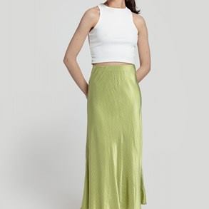 vista frontal de imagen de falda verde satinada sostenible para mujer 